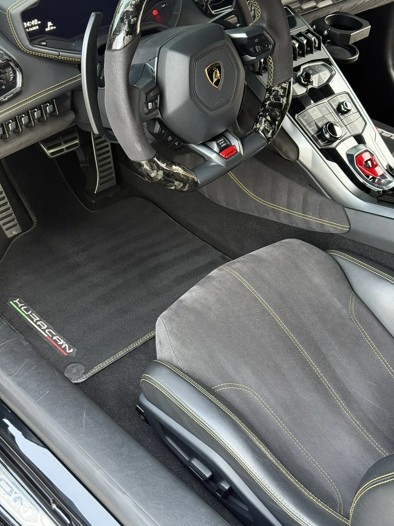 Lamborghini Huracan steering wheel, dashboard and center console